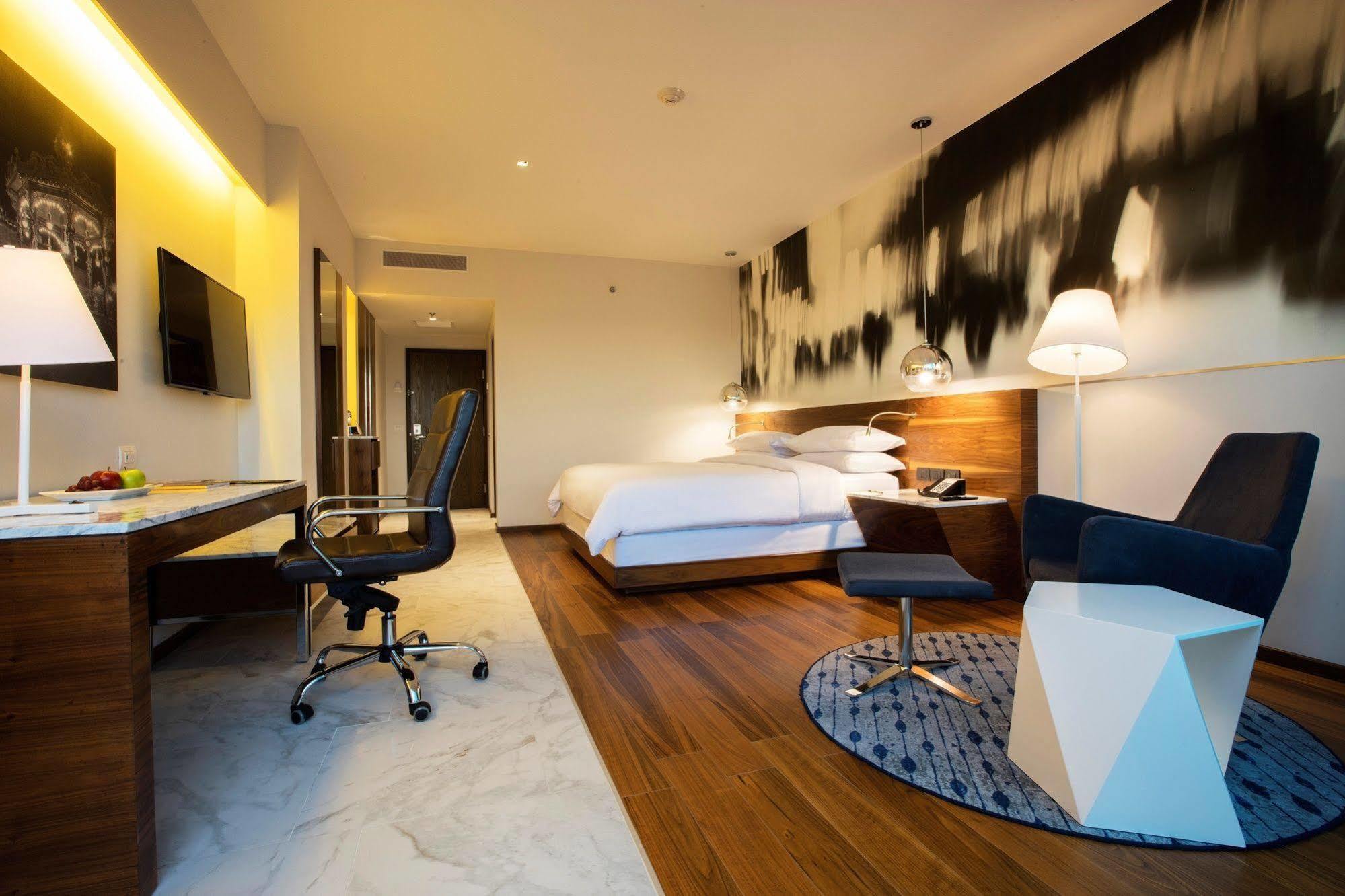 Krystal Urban Guadalajara Hotel Buitenkant foto