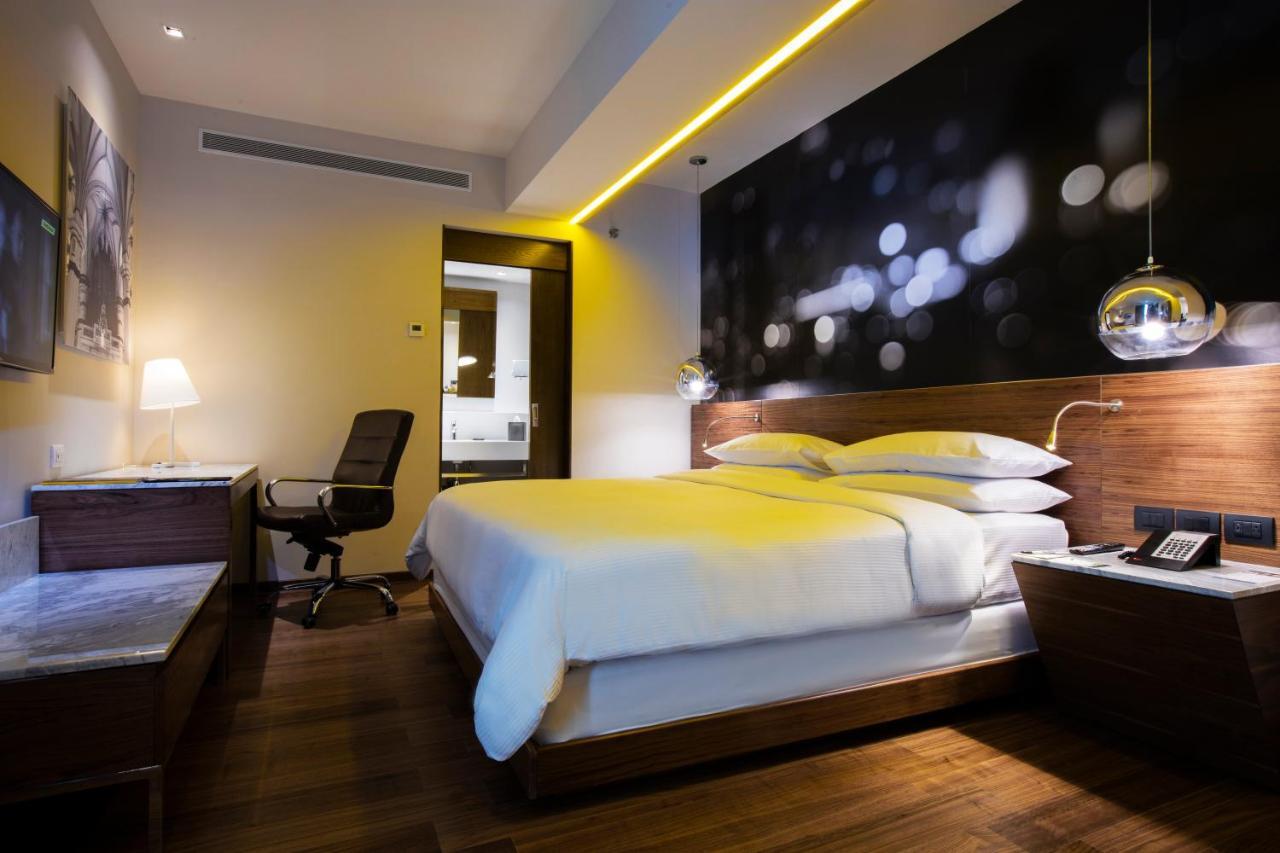 Krystal Urban Guadalajara Hotel Buitenkant foto